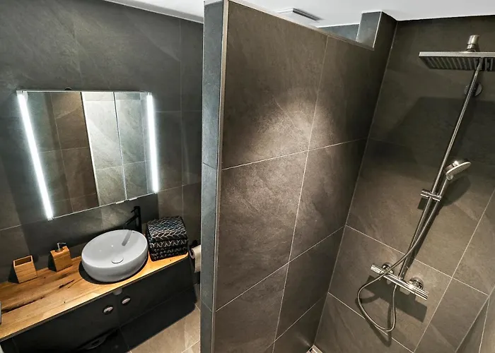 Appartement Rénové Et élégant En Plein Centre *